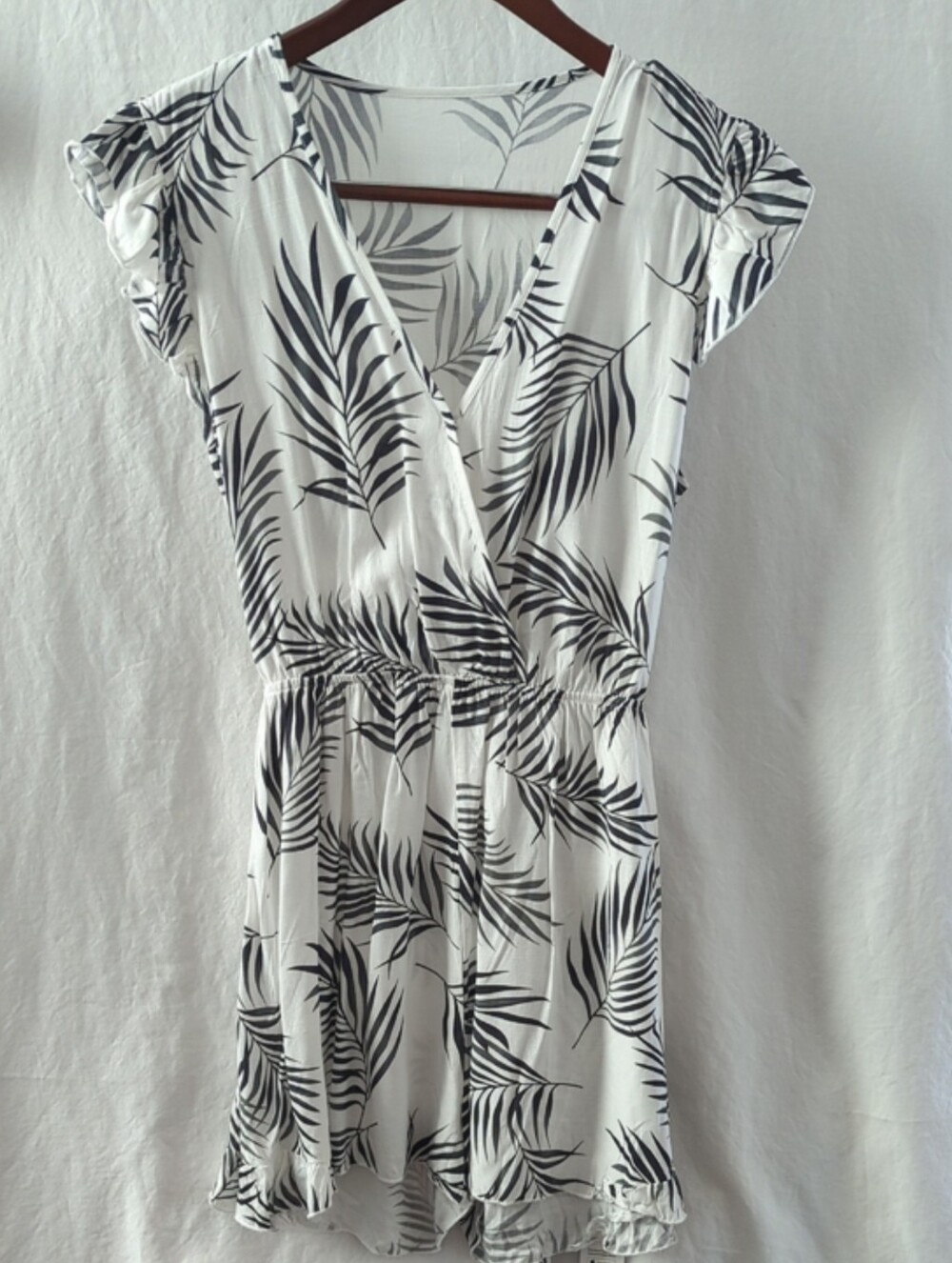 NWT Cupshe Tropical Palm Print Romper Flutter Sleeve White Black Size Large